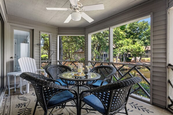 屋外ダイニングエリア