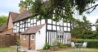 Locke's Cottage - sleeps 2 guests  in 1 bedroom