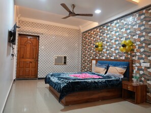 1 bedroom, iron/ironing board, rollaway beds, free WiFi - Hotel Nakshtra, Shrungartali (Guhagar)