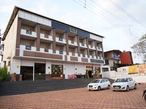 Free self parking - Hotel Nakshtra, Shrungartali (Guhagar)