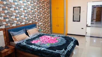 Classic Room | 1 bedroom, iron/ironing board, rollaway beds, free WiFi