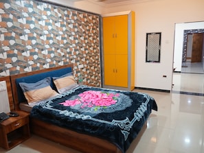 Classic Room | 1 bedroom, iron/ironing board, rollaway beds, free WiFi