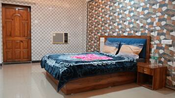 Deluxe Room | 1 bedroom, iron/ironing board, rollaway beds, free WiFi