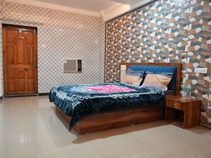 Un dormitorio con una cama de madera, una pared a cuadros y una pared con mosaicos.