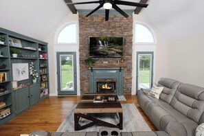 Smart-TV, Kamin, Videospiele, Bücher