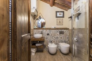 Douche, sèche-cheveux, bidet