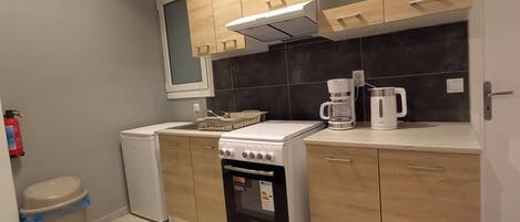 ثلاجة، فرن، موقد طهي مسطح، ماكينة لصنع القهوة/الشاي