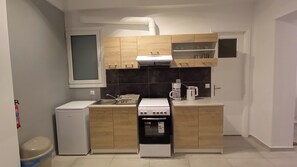 Kjøleskap, ovn, kokeplater og kaffetrakter/tekoker