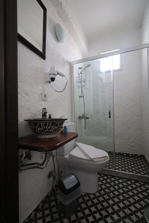 Shower, rainfall showerhead, bidet, towels - Zer Suites Alaçatı (Cesme)