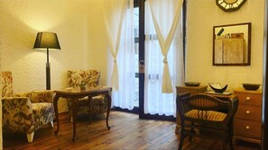 Premium bedding, free minibar items, desk, laptop workspace - Zer Suites Alaçatı (Cesme)