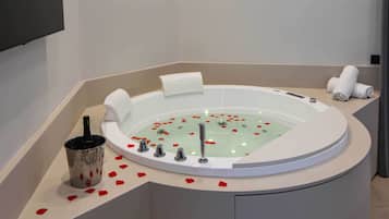 Chambre Luxe Double ou avec lits jumeaux, bain à remous | Literie de qualité supérieure, couette en duvet d'oie