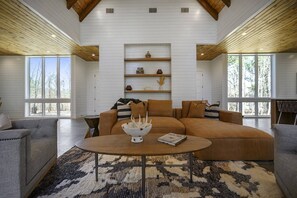 Smart-TV, Kamin, Bücher