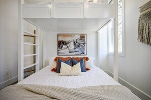 4 habitaciones, tabla de planchar con plancha y cuna de viaje