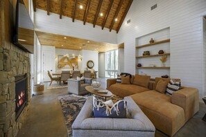 Smart-TV, Kamin, Bücher