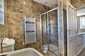 Een haardroger, handdoeken