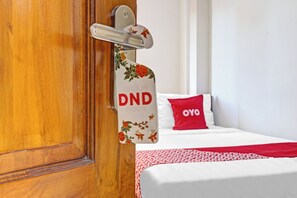 Economy Single Room | Desk, laptop workspace, free WiFi, bed sheets - OYO 90636 Happy Syariah (Sleman)