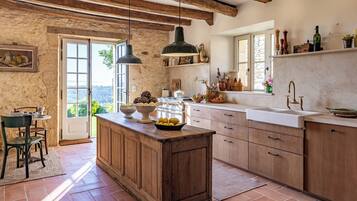 Frigorifero, forno, piano cottura, lavastoviglie