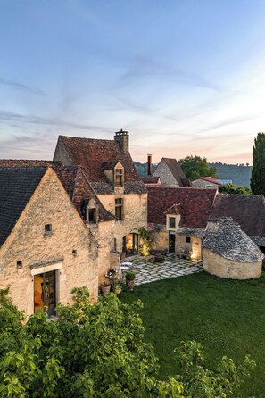 Ein Steinhaus mit Innenhof, einem kleinen Garten und Blick zum Himmel.