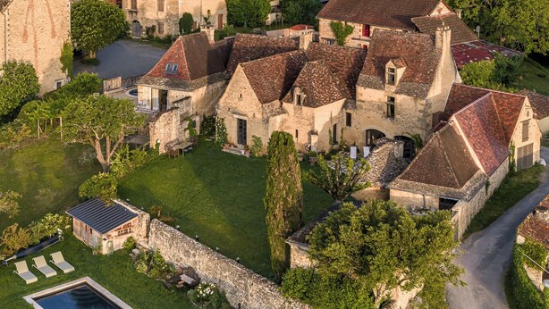 A historic estate with stone buildings, a swimming pool, and a well-maintained lawn. - Promo Dernière Minute Magnifique (Beynac-et-Cazenac)