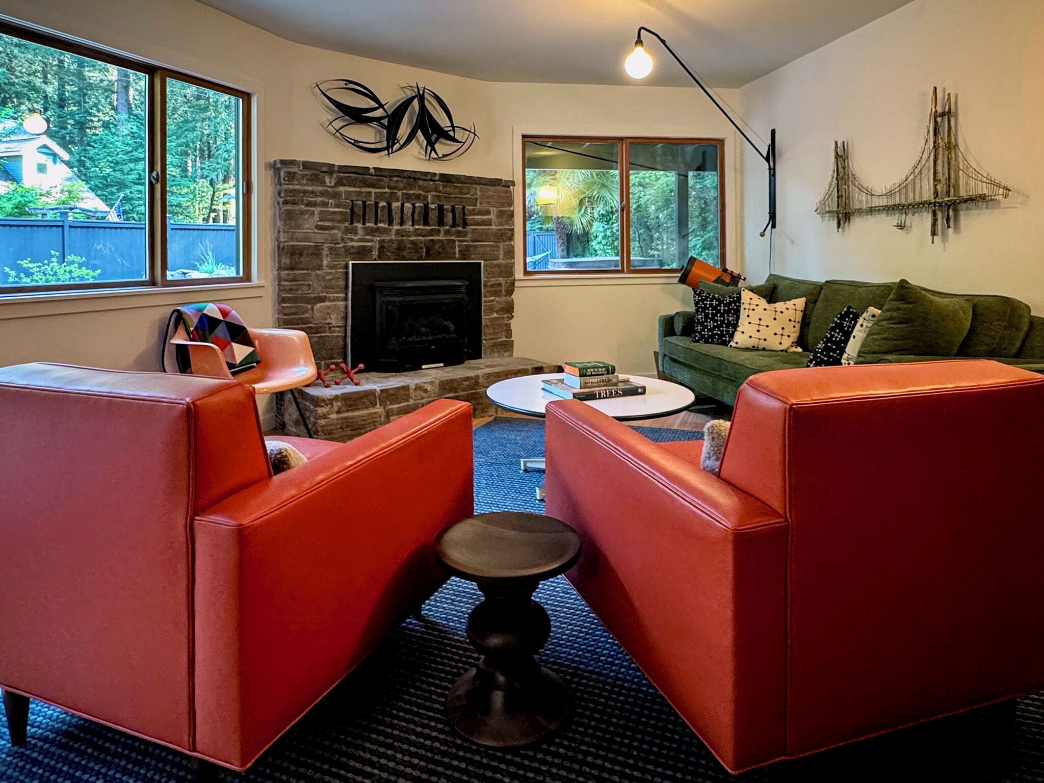 Kamin, DVD-Player, Bücher