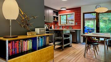 Een koelkast, een magnetron, een oven, een kookplaat