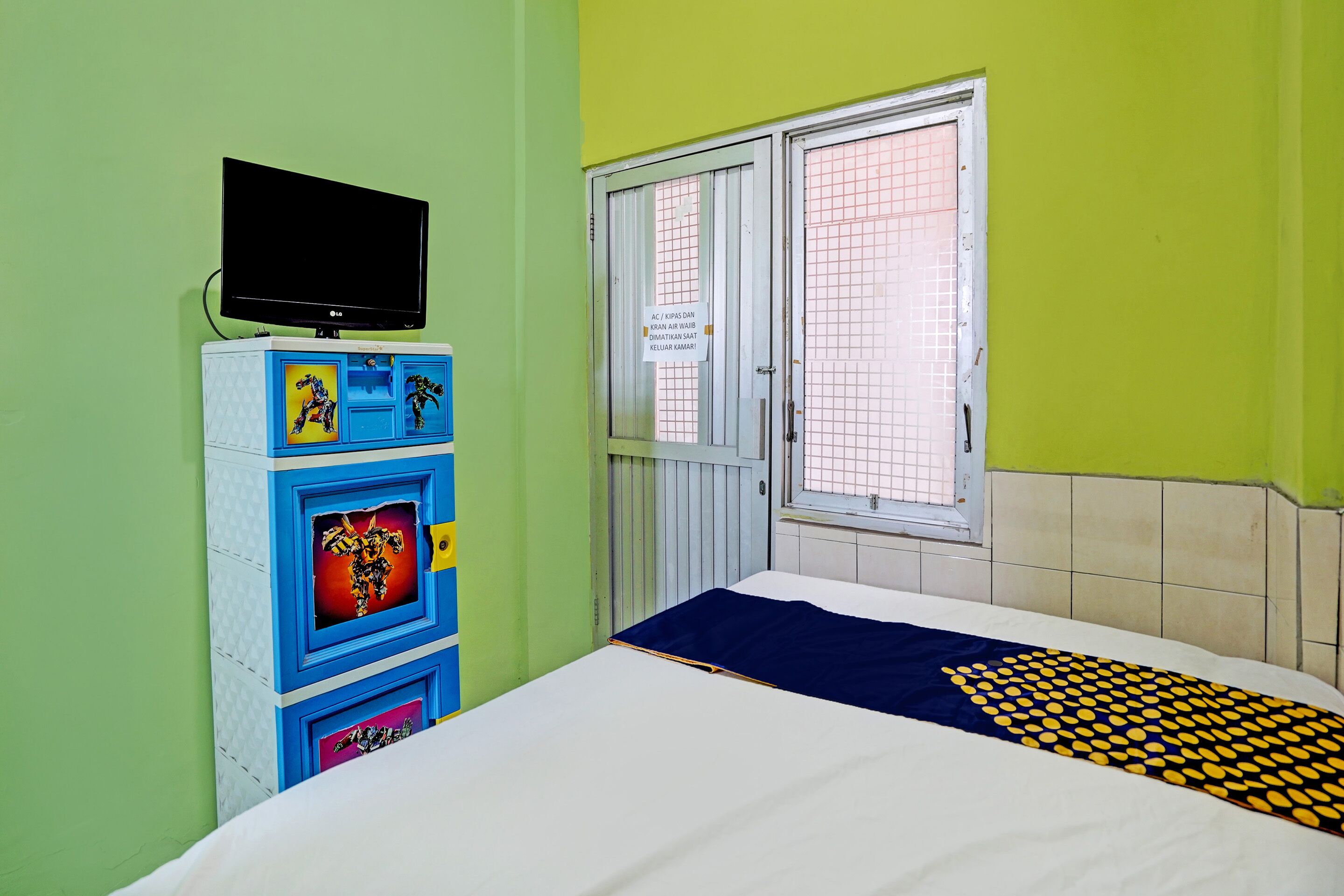Free WiFi, bed sheets