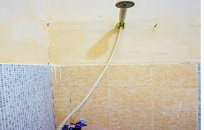Habitación básica doble | Baño | Ducha, artículos de higiene personal gratuitos y toallas