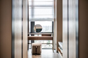 Artículos del minibar gratis y caja de seguridad en la habitación