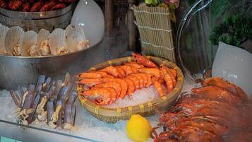 Exhibición de mariscos con diversos tipos de mariscos y crustáceos sobre hielo.