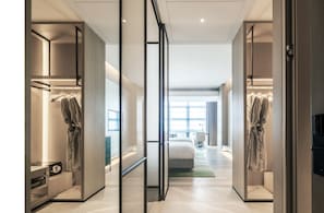 Grand-Zweibettzimmer | Minibar (mit einigen kostenlosen Artikeln), Zimmersafe, Schreibtisch