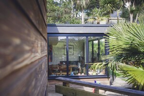 Outdoor dining - Cornish Beachside Bungalow (Saint Mawgan)