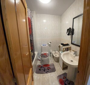 Haartrockner, Handtücher, Seife, Toilettenpapier