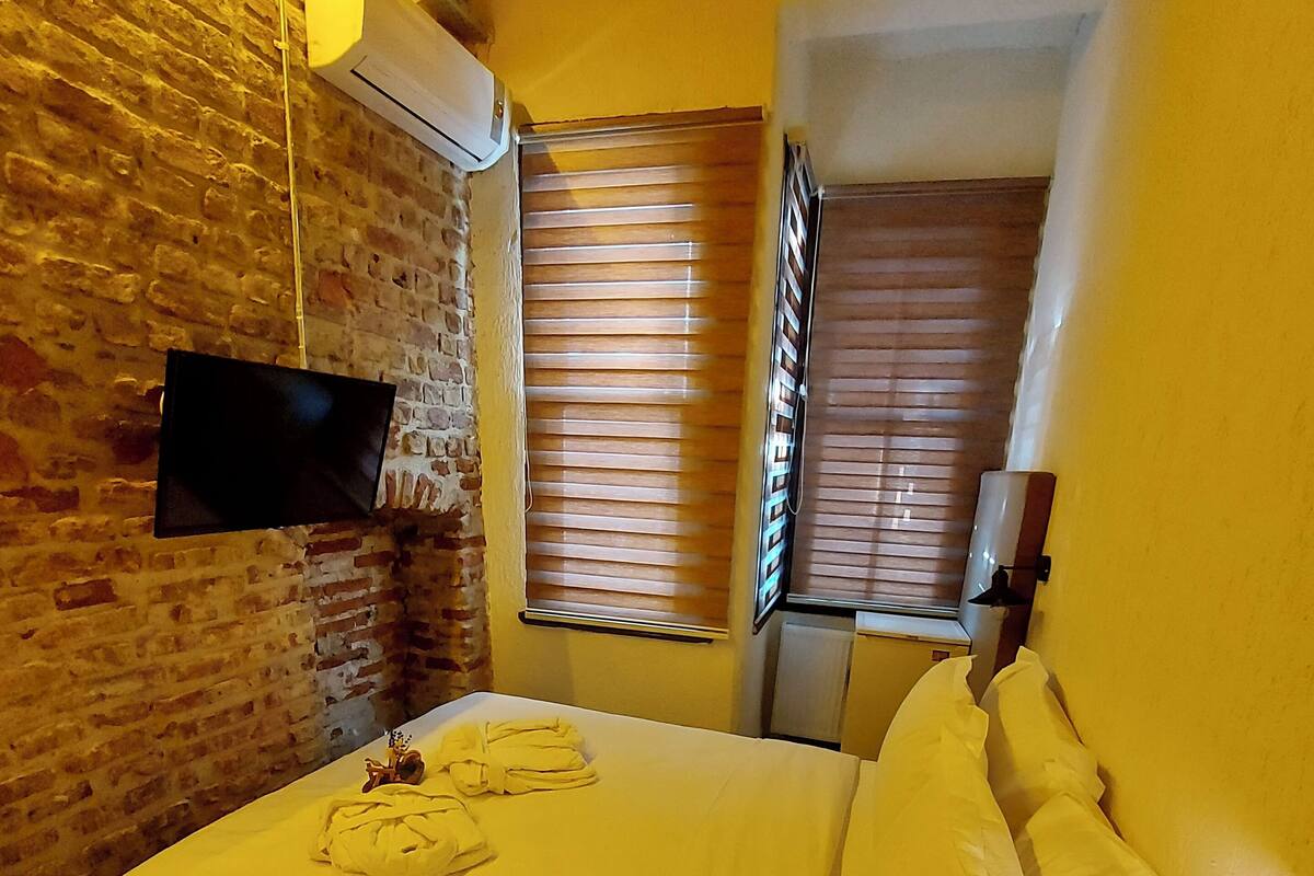 Egyptian cotton sheets, premium bedding, Select Comfort beds, minibar