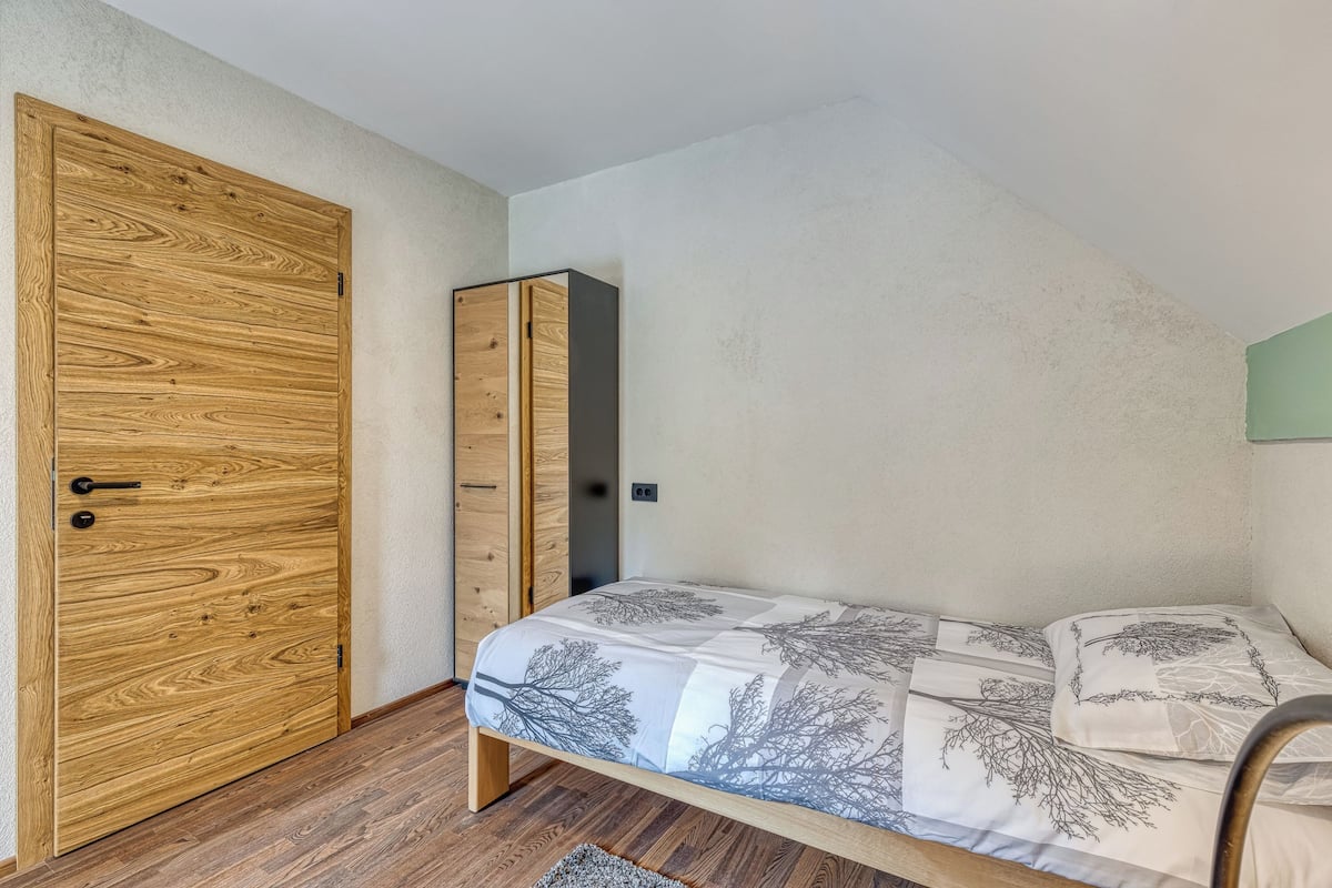 2 sovrum, värdeförvaringsskåp på rummet och arbetsyta för laptop