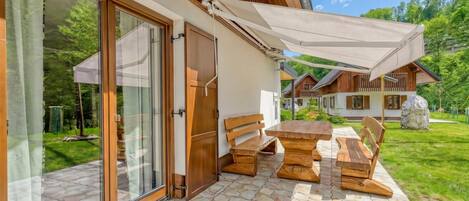 Familie-alpehytte, 2 soverom, peis (Stari Malni 4 Lodge /w Jacuzzi &) | Utendørsservering