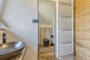 Family Chalet, Multiple Bedrooms (Stari Malni 1) | Bathroom | Shower, hair dryer, towels, soap - Riverside Resort Stari Malni Kolpa (Osilnica)