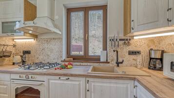 Fridge, microwave, oven, stovetop