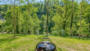 Familie-alpehytte, 2 soverom, peis (Stari Malni 1 Lodge /w Jacuzzi &) | Hage