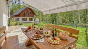 Familie-alpehytte, 2 soverom, peis (Stari Malni 1 Lodge /w Jacuzzi &) | Utendørsservering