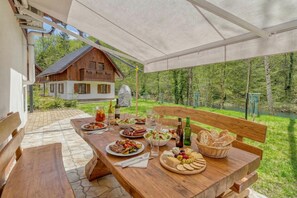 Chalet familiar, varias habitaciones (Stari Malni 1) | Restaurante al aire libre
