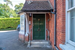 Exterior detail - Madika Homes - Mill Hill Luxe Apartment  (London)