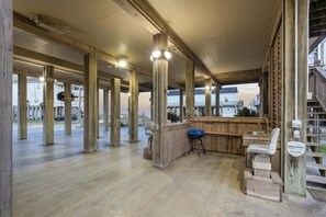 Een open ruimte met een bar, houten balken, een bar, krukken en een bord met de tekst 'BROADVIEW'.