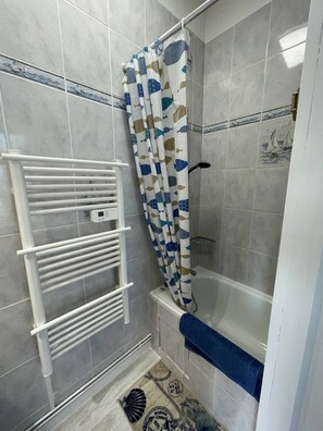 Toallas y papel de baño 