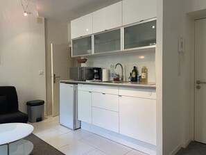 Réfrigérateur, micro-ondes, four, plaque de cuisson