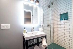 Dusche, Haartrockner, Handtücher, Seife