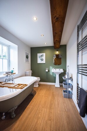 Bathtub, hair dryer, towels - The Mill @ Atlow Mill (Atlow)