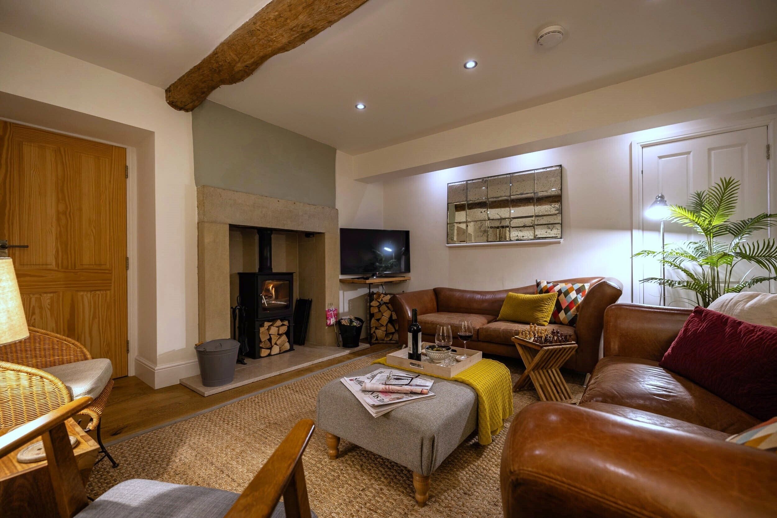 Flat-screen TV, fireplace, DVD player