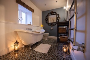 Bathtub, rainfall showerhead, hair dryer, towels - Fern Cottage Brassington (Brassington)