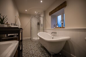 Baignoire, douche à « effet pluie », sèche-cheveux, serviettes fournies