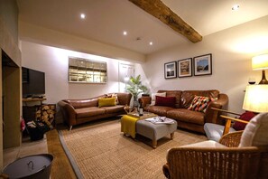 Flatskjerm-TV, peis og DVD-spiller